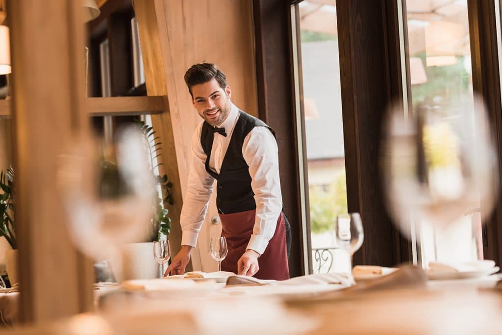 Apa itu Food and Beverage Service? Pengertian dan Tugasnya