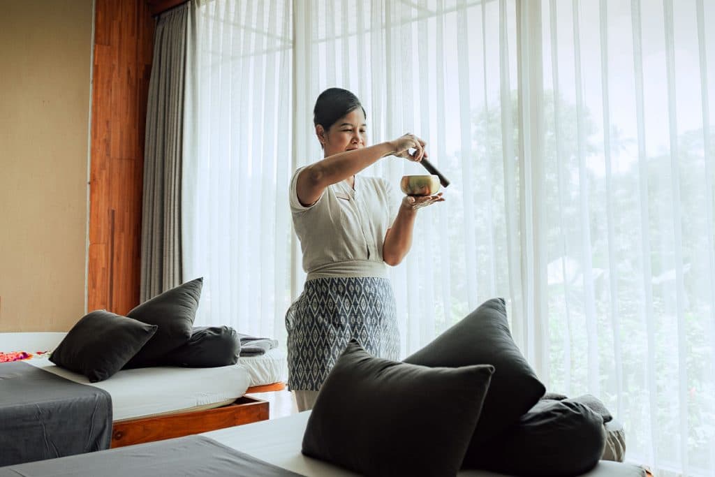 spa teraphist sedang menggunakan alat spa