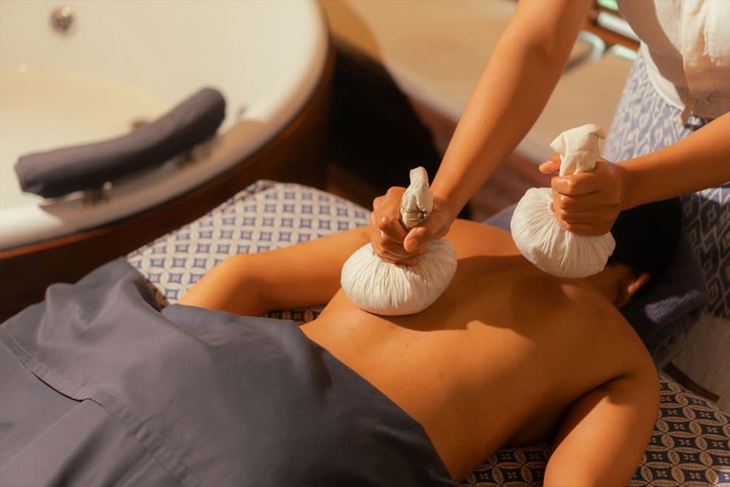 spa terapist sedang melakukan tugasnya