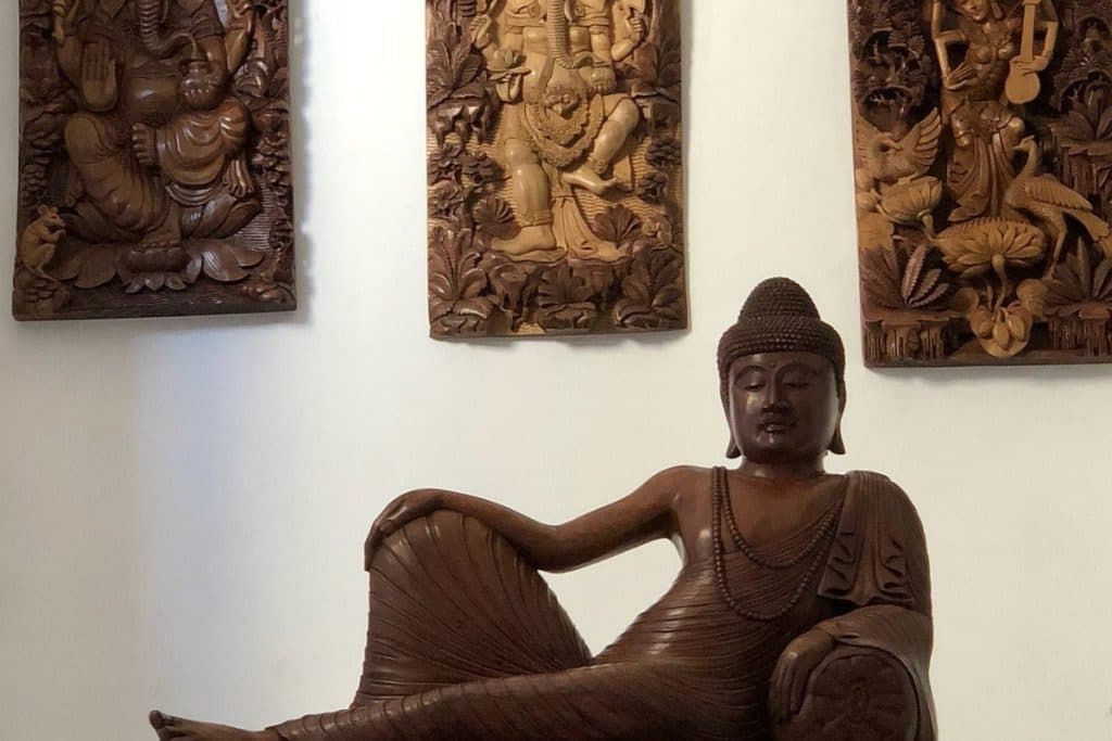 patung kayu sebagai kerajinan khas bali