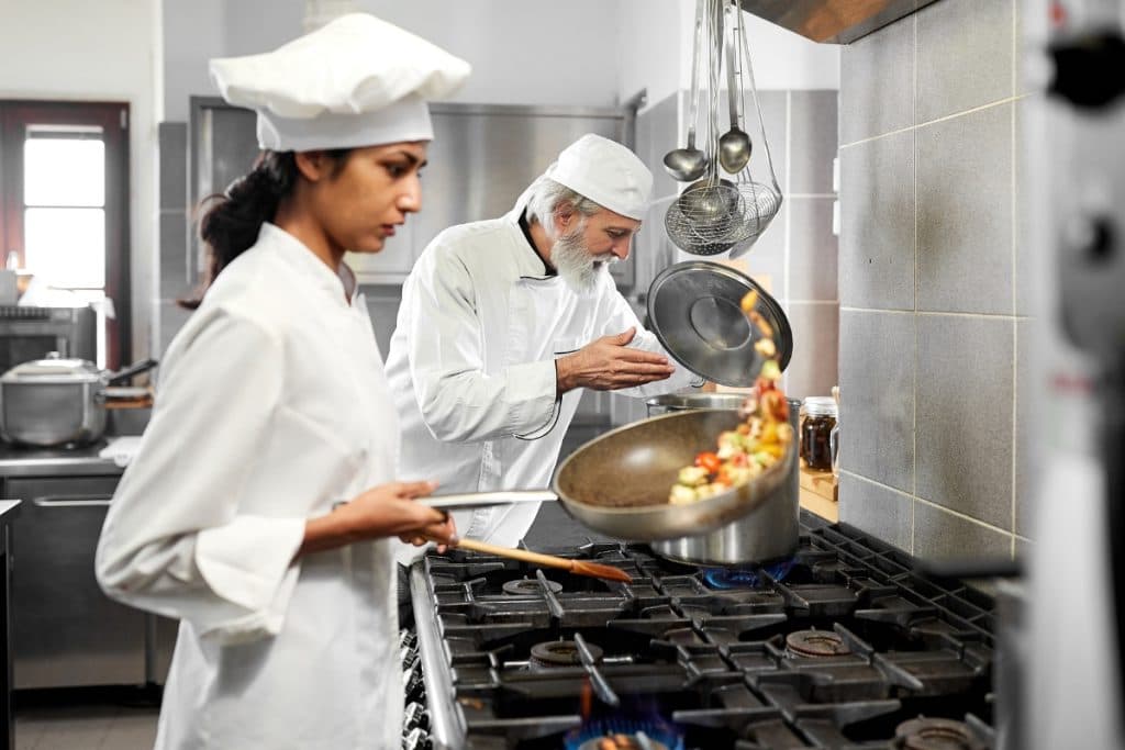 sous chef sedang memeriksa makanan