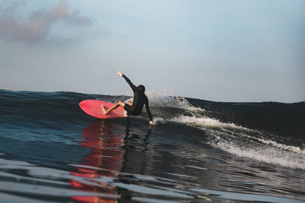 surfing di pantai area canggu
