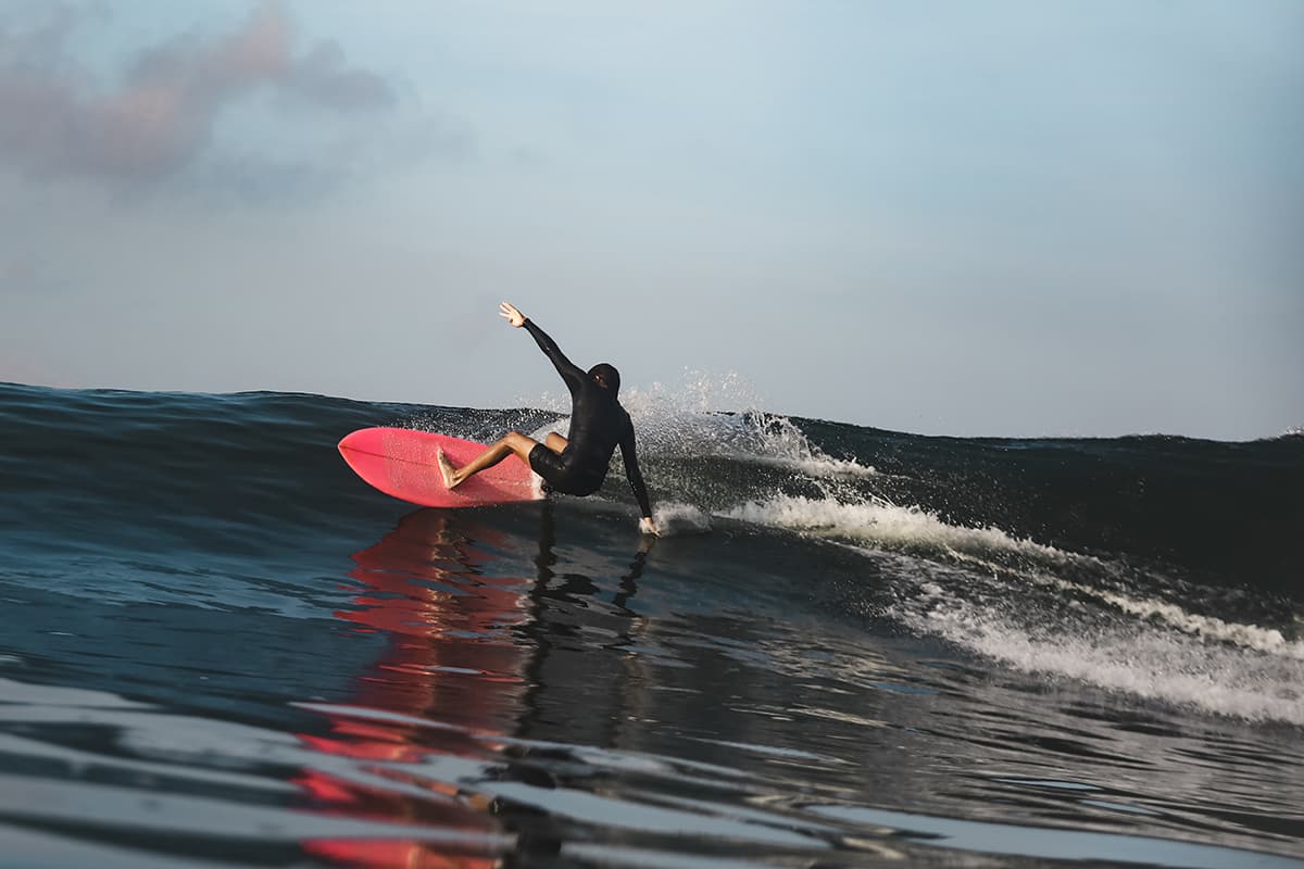 surfing di pantai area canggu