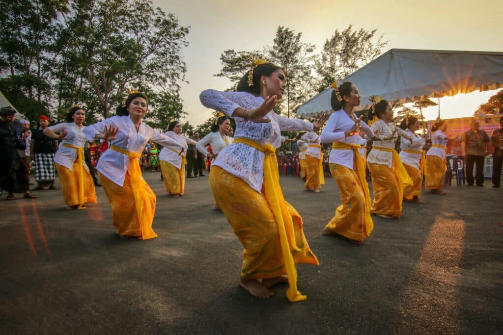 pendet dance in balinese ceremonies