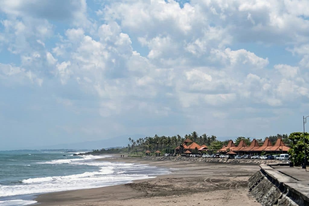 pantai pasir hitam di bali