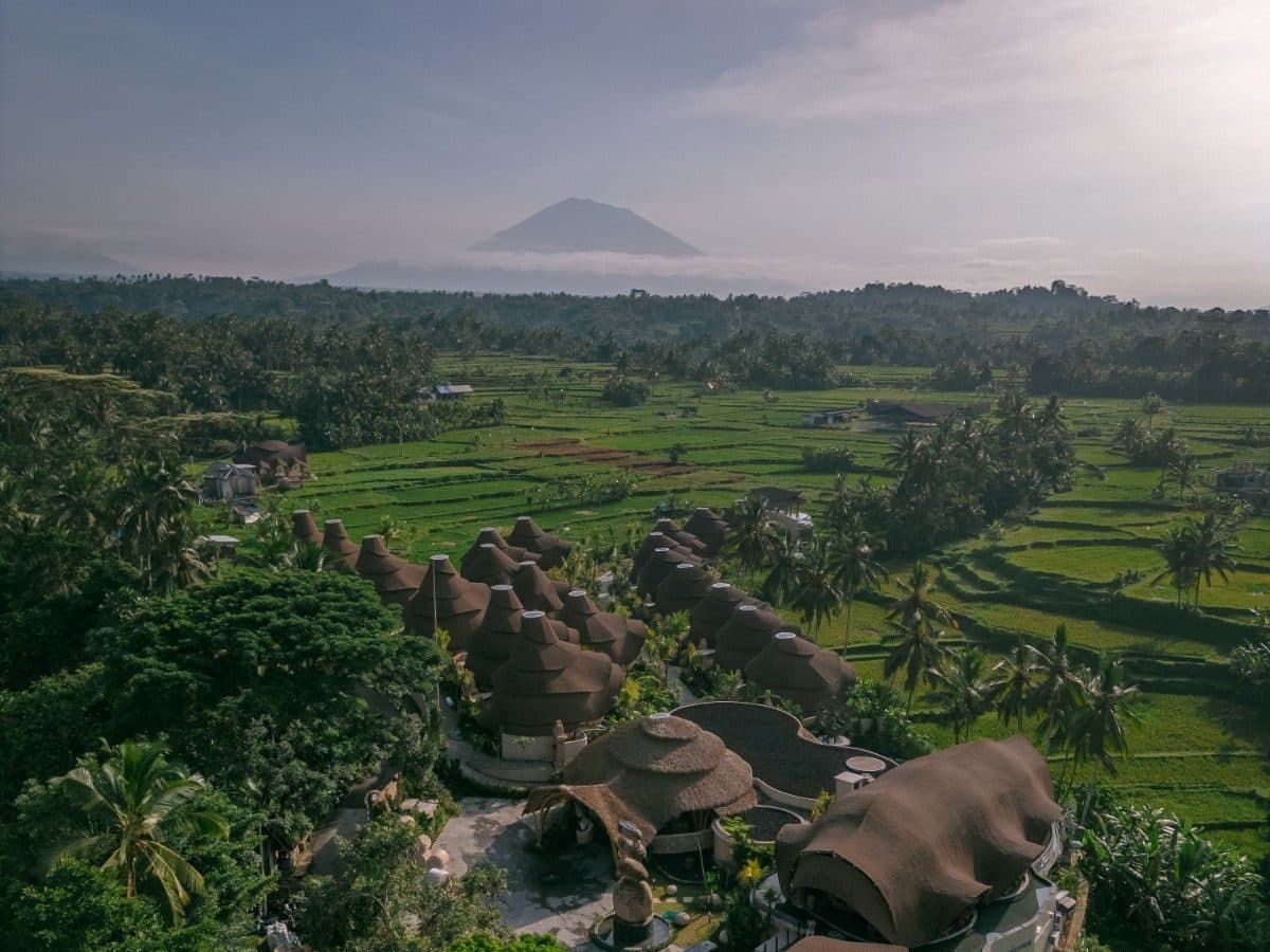 gunung agung di bali dari equipoise resort