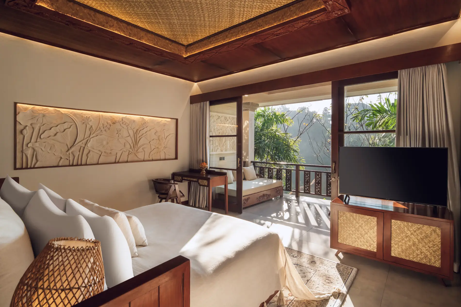 Grand Aksari Suite with Bathtub