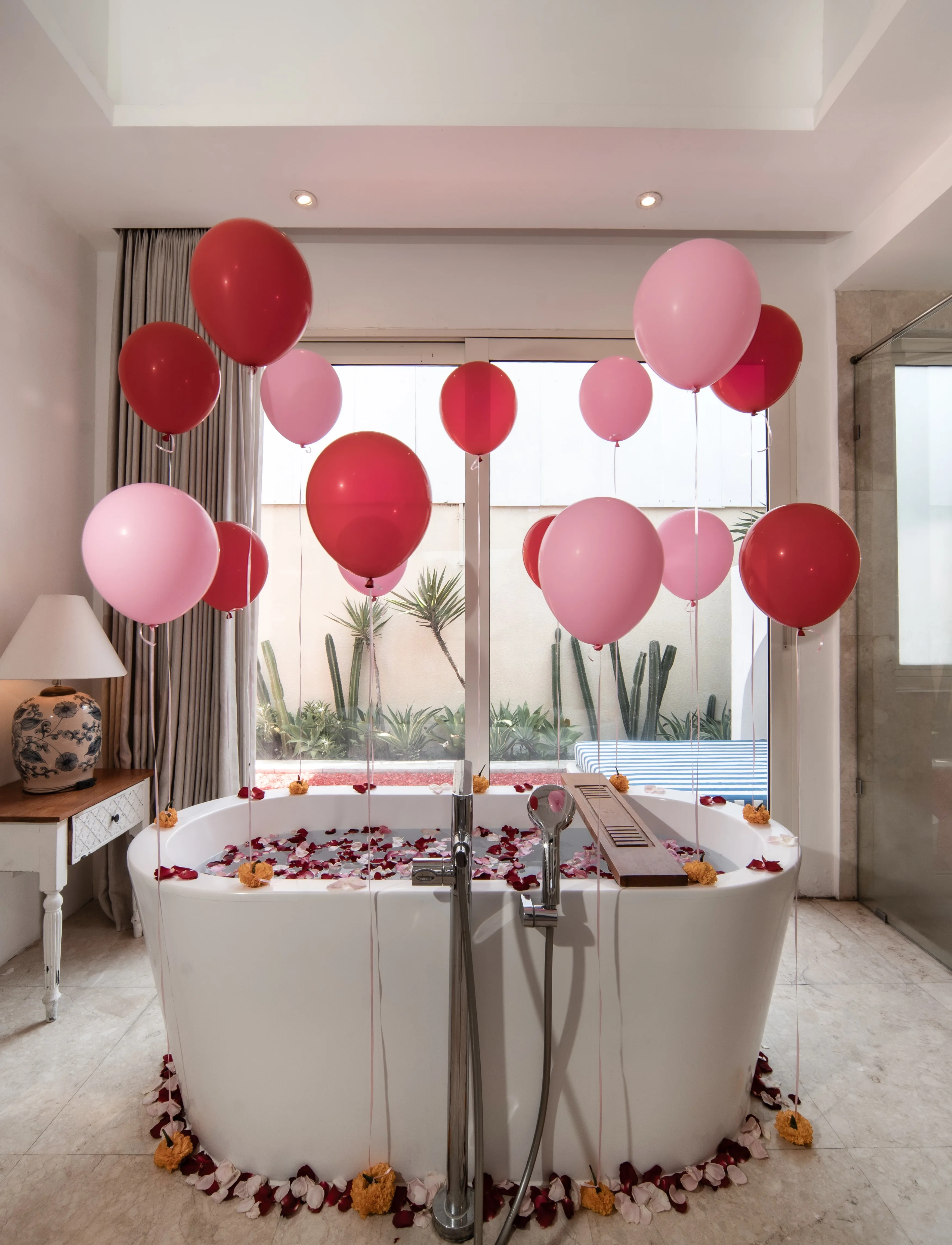 Balloon Decoration On Bathtub