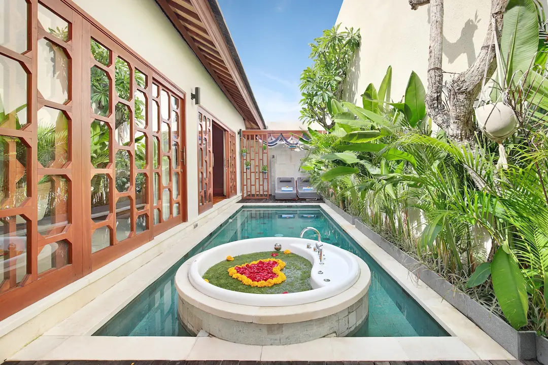 Tropical Decor on Jacuzzi