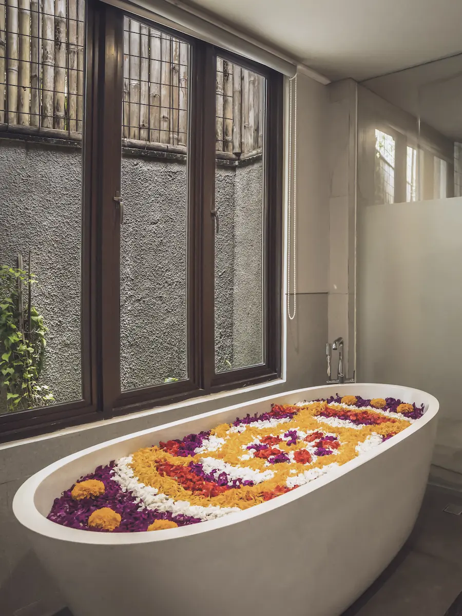 Flower Decor Signature On The Bathtub