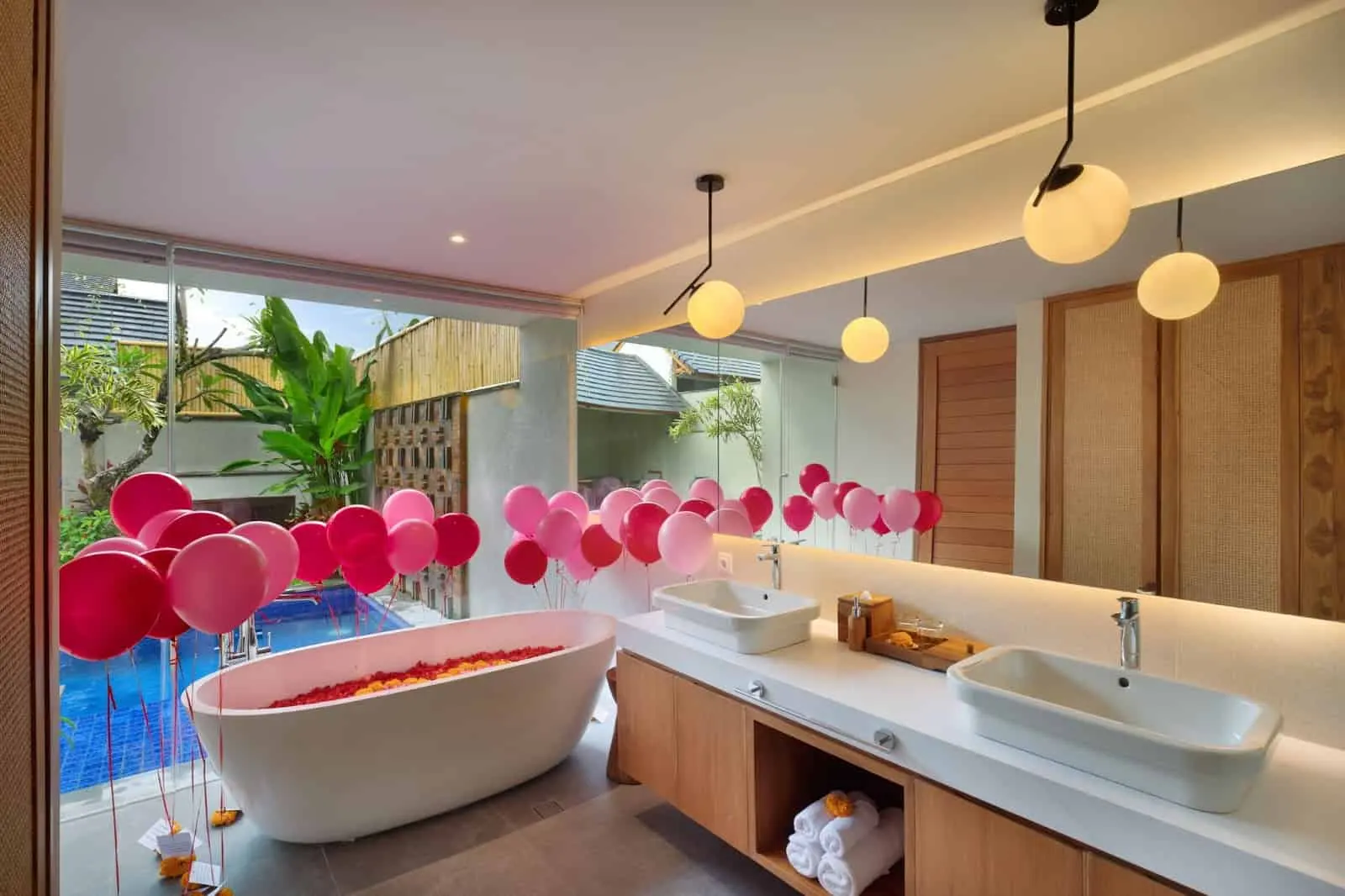 Romantic Balloon Decrations on the Bathtub